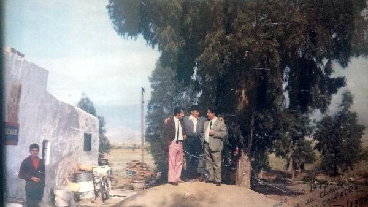 José El Compadre con sombrero con unos amigos en la Venta