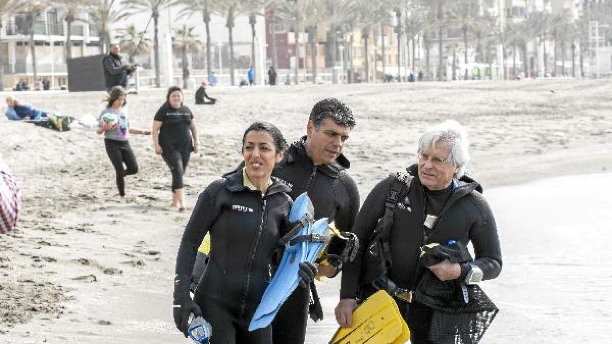 Marta Bosquet, Javier Nart y Miguel Cazorla antes de entrar al agua