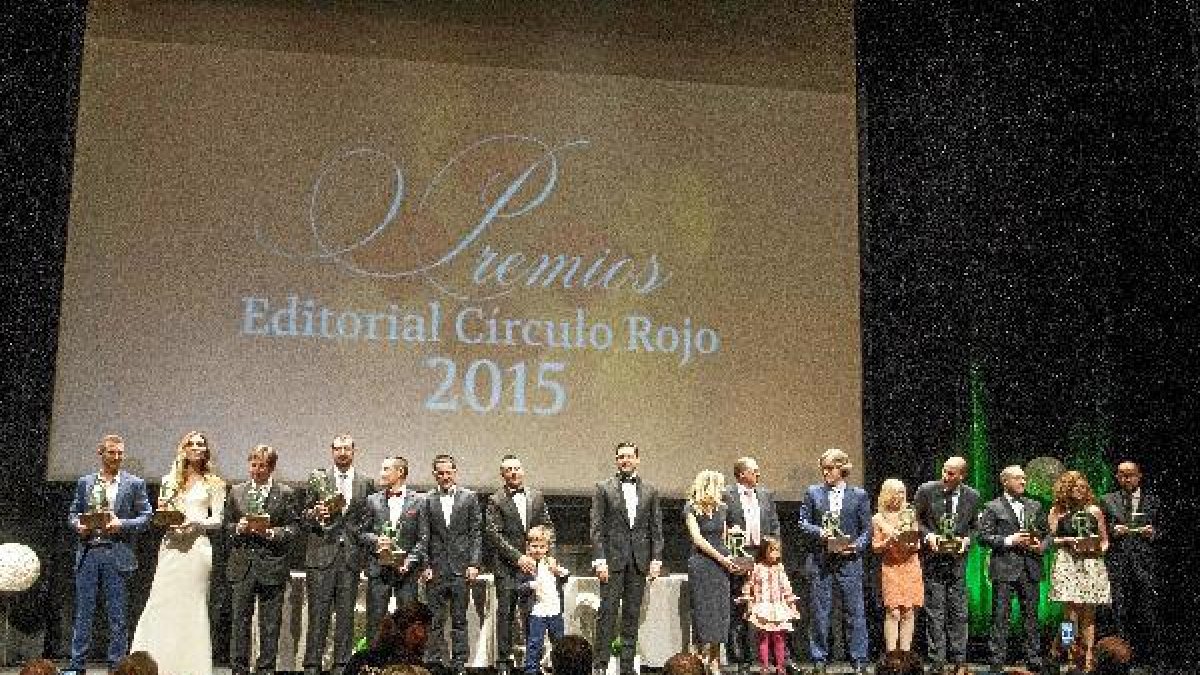 Foto de familia de los doce autores premiados en los Premios Círculo Rojo.