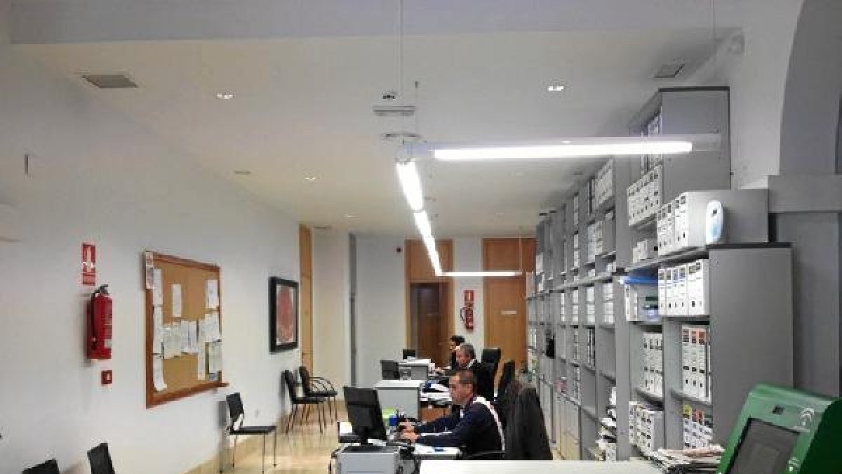 Trabajadores en el interior del Ayuntamiento.