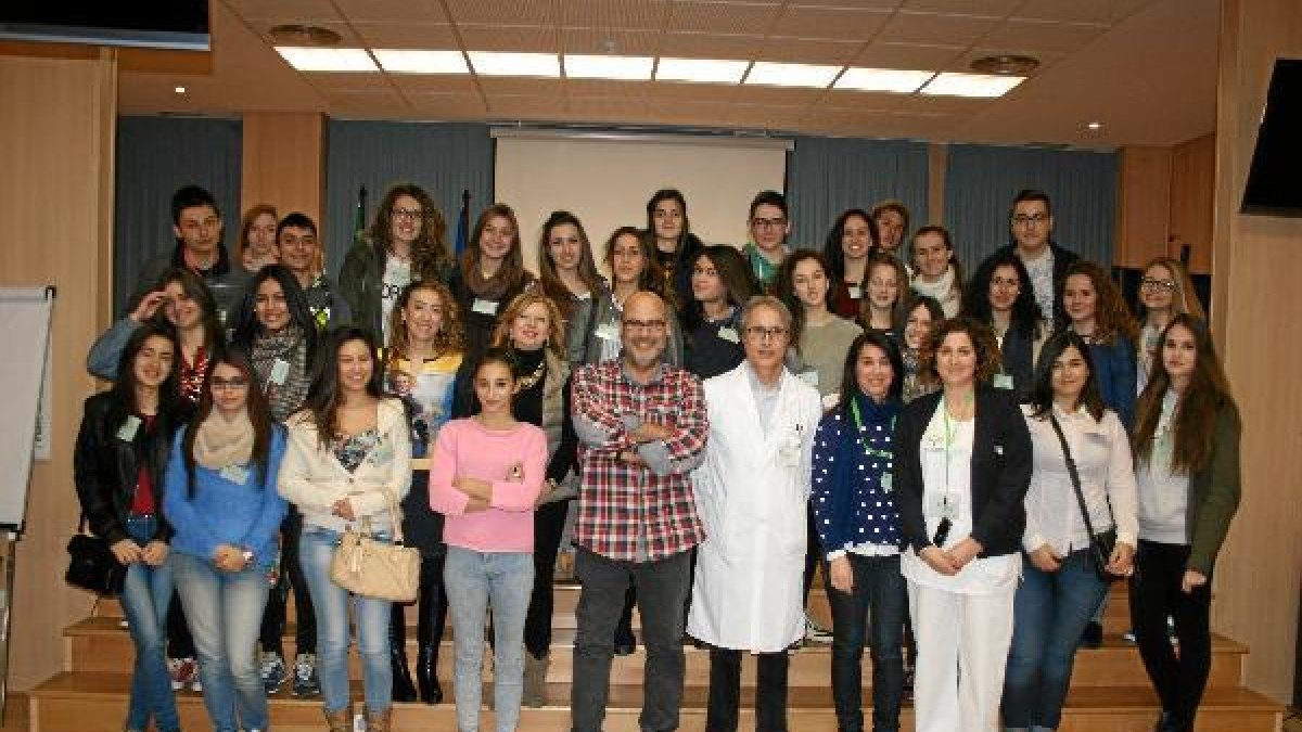 Los alumnos posan con los sanitarios.