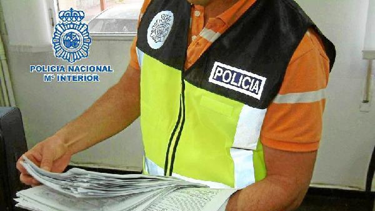 Un agente revisa documentación