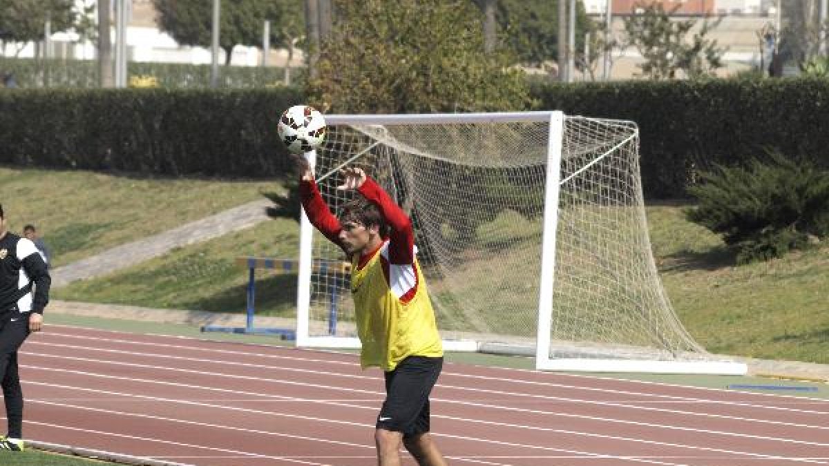 Dubarbier, sacando de banda en el entrenamiento.