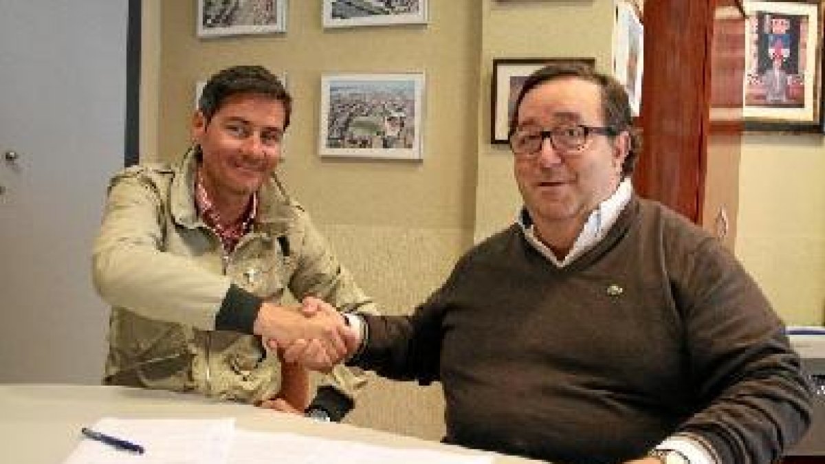 José Juan Rubí en el momento de la firma.