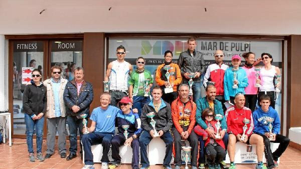 Los ganadores se hicieron la foto de familia.
