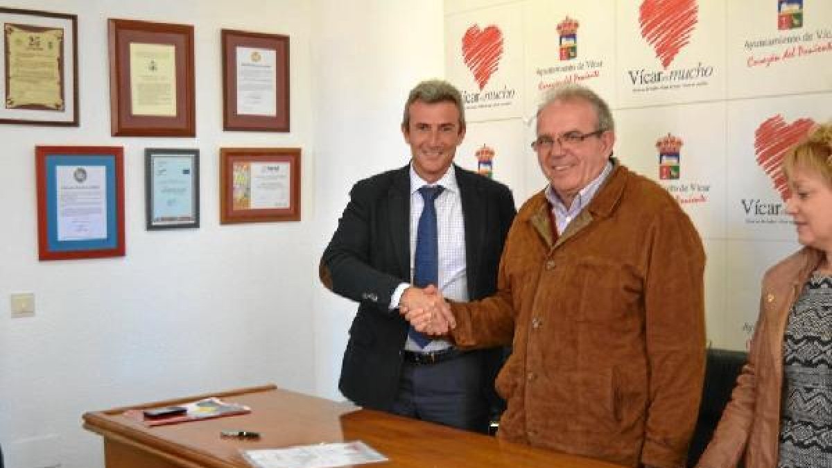 El alcalde y el represntante de Fremap.