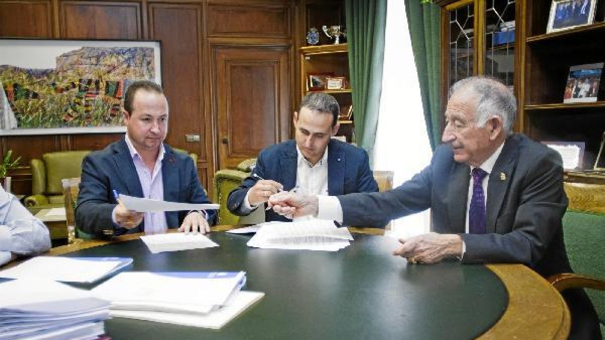 Amat, durante la firma del contrato con responsables de la empresa Eiffage.