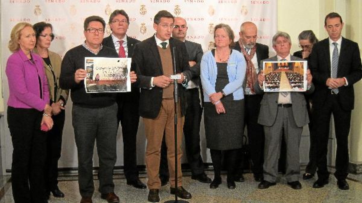 Sánchez Teruel, junto a diputados y alcaldes socialistas y la presidenta de AUAN, ayer en el Senado.
