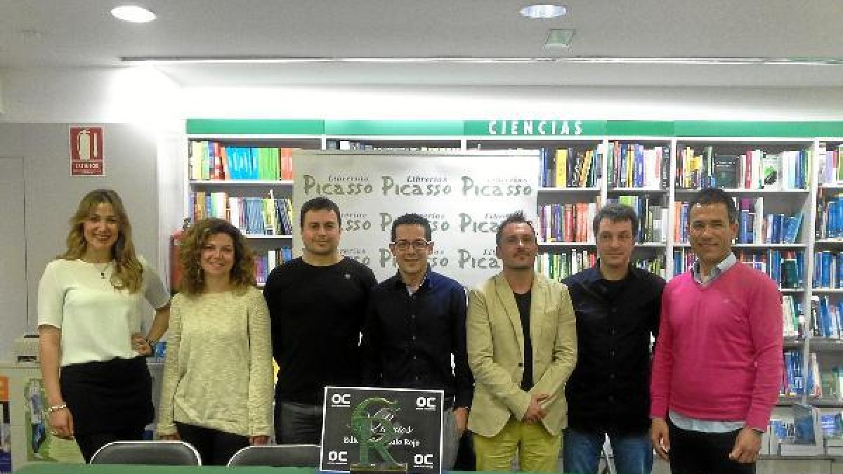 Organizadores, escritores nominados y dos de las personas que entregarán premio.