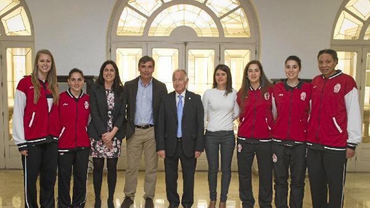 Foto de familia de unas jugadores que cuentan con el apoyo de la Diputación.