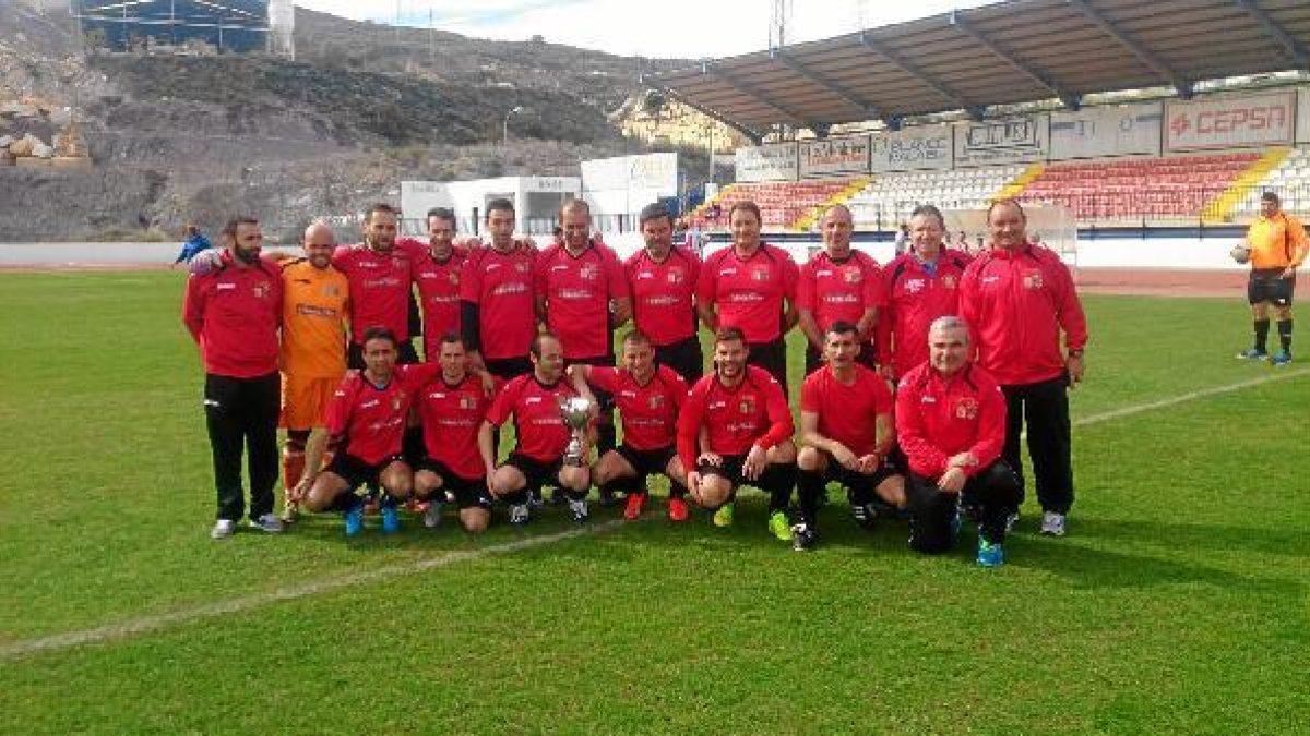 El Cuevas posó en la Ciudad Deportiva de Macael ya como campeón.