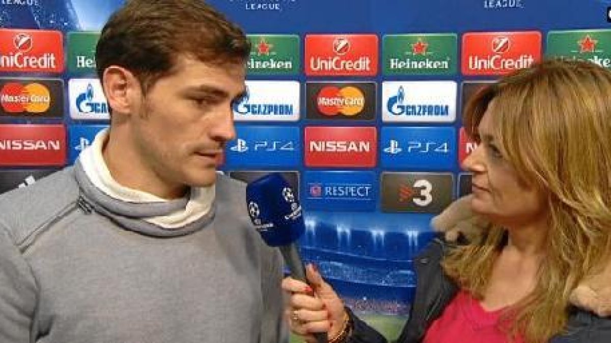 Casillas atendiendo a las cámaras de Canal Plus.