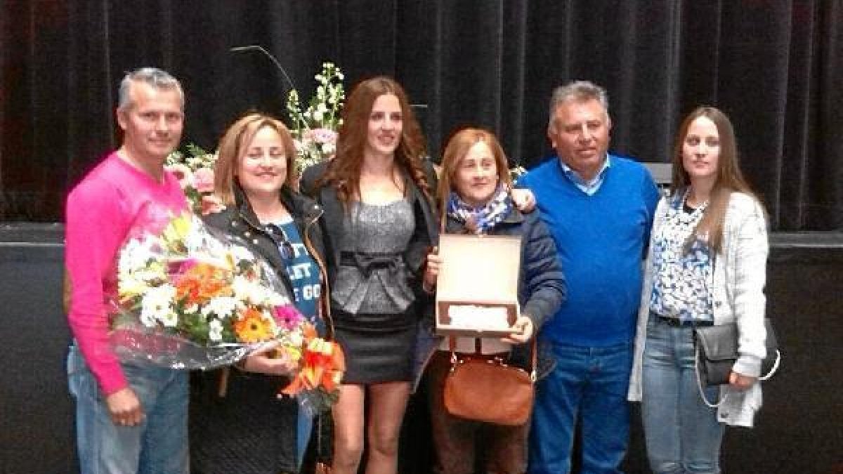 La homenajeada, en el centro, con parte de su familia.
