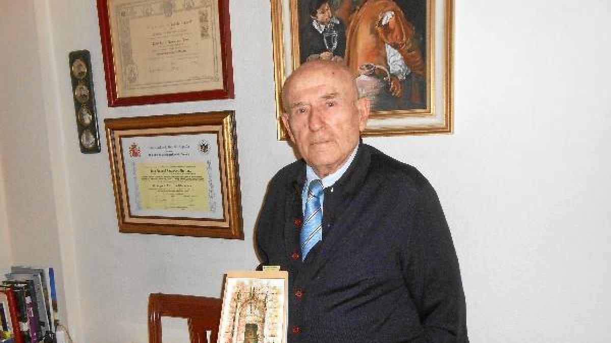 Manuel Rodríguez con un ejemplar de su libro.