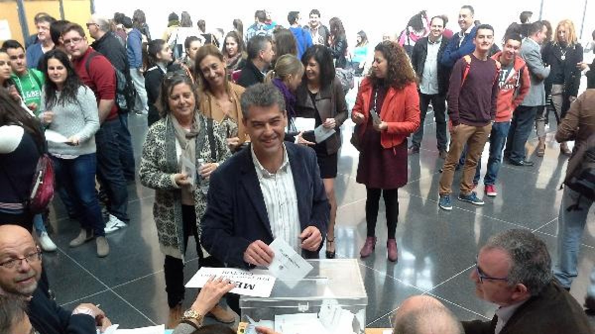 El candidato Carmelo Rodríguez deposita su voto en la UAL.