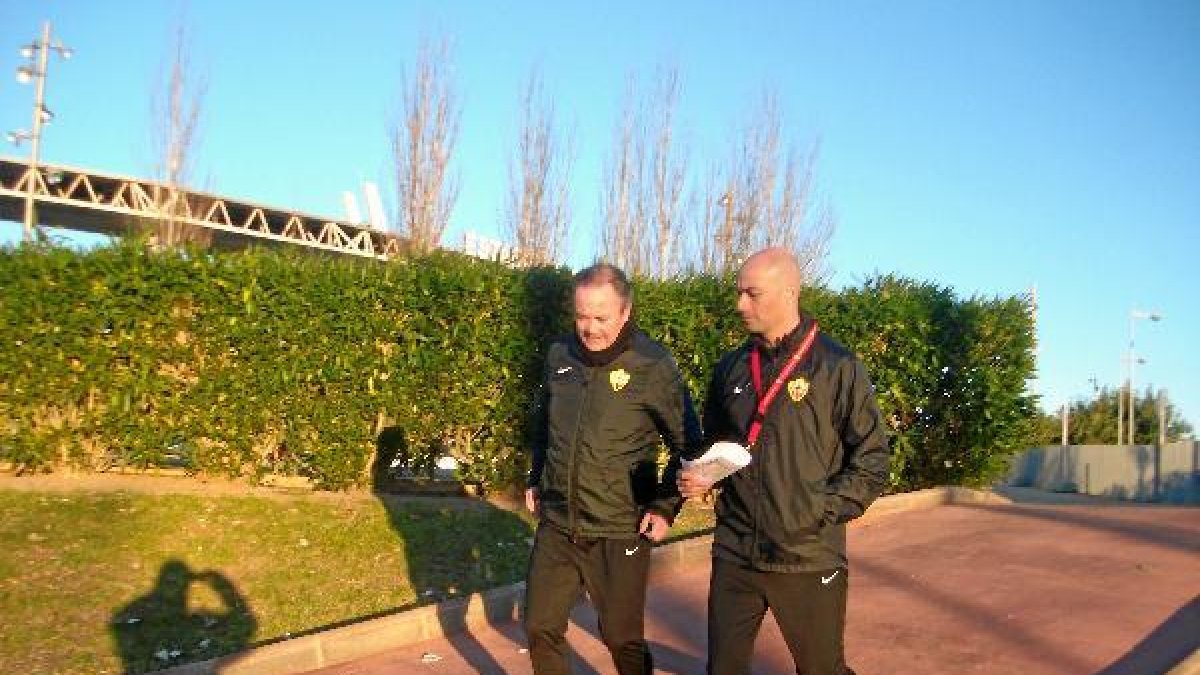Juan Ignacio camino del entrenamiento tras sus habituales sesiones de vídeo y charla.