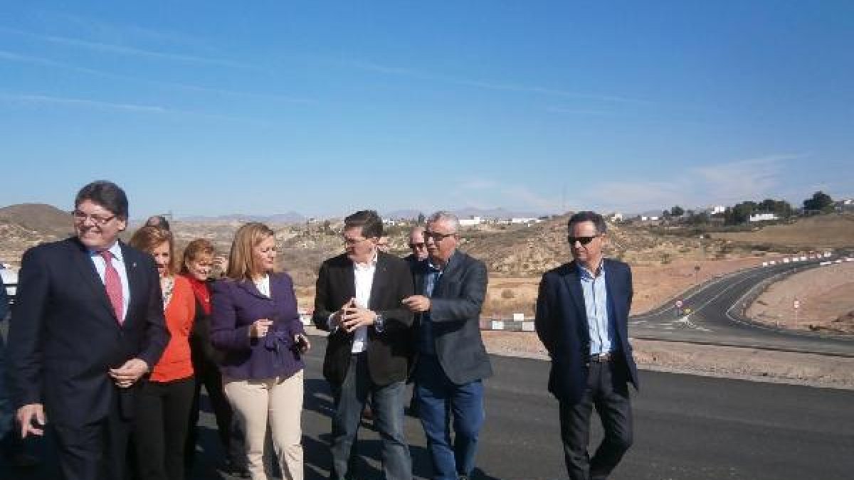 La consejera de la Junta de Andalucía durante su visita a la autovía.