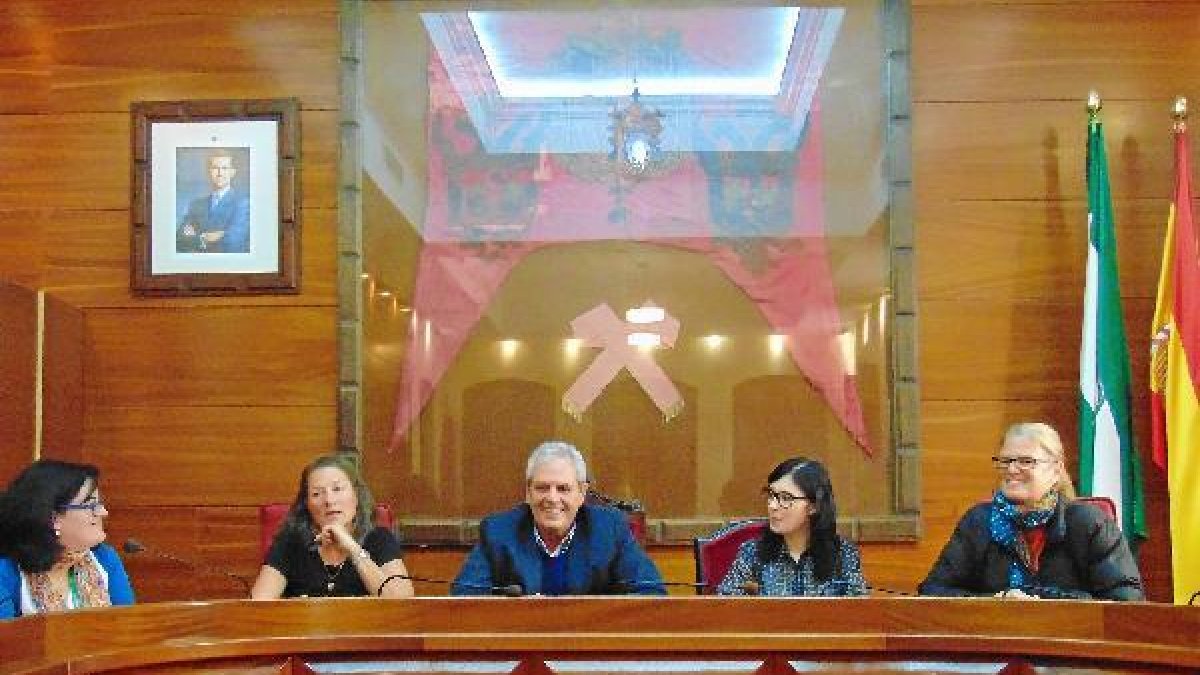 El alcalde junto a miembros de la comunidad alemana.