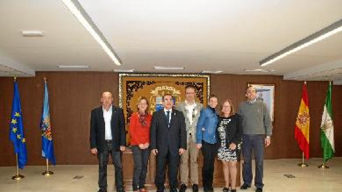 El alcalde (tercero por la izquierda) con el equipo de Gobierno en diciembre de 2012.