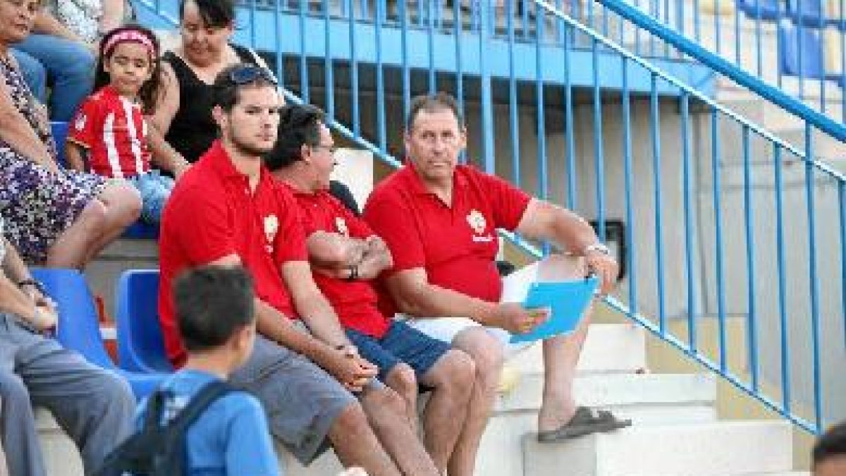 Baldomero Titos en uno de los desplazamientos por los campos de España.
