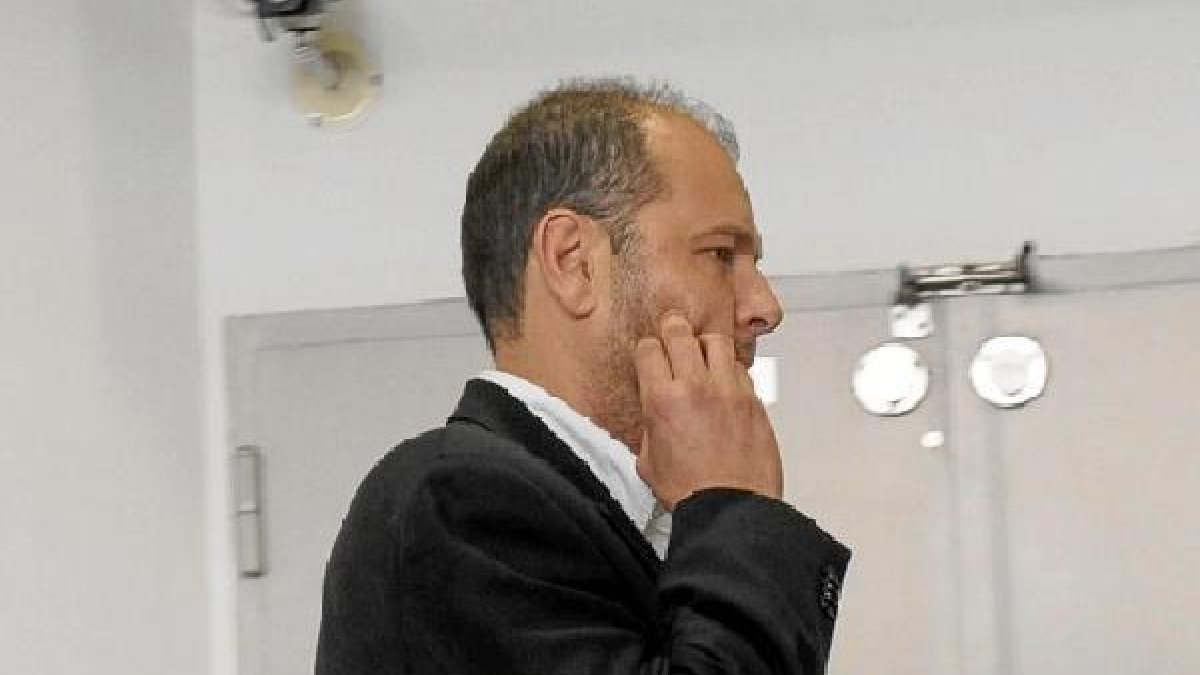 Txuma Peralta camino de la carcel.