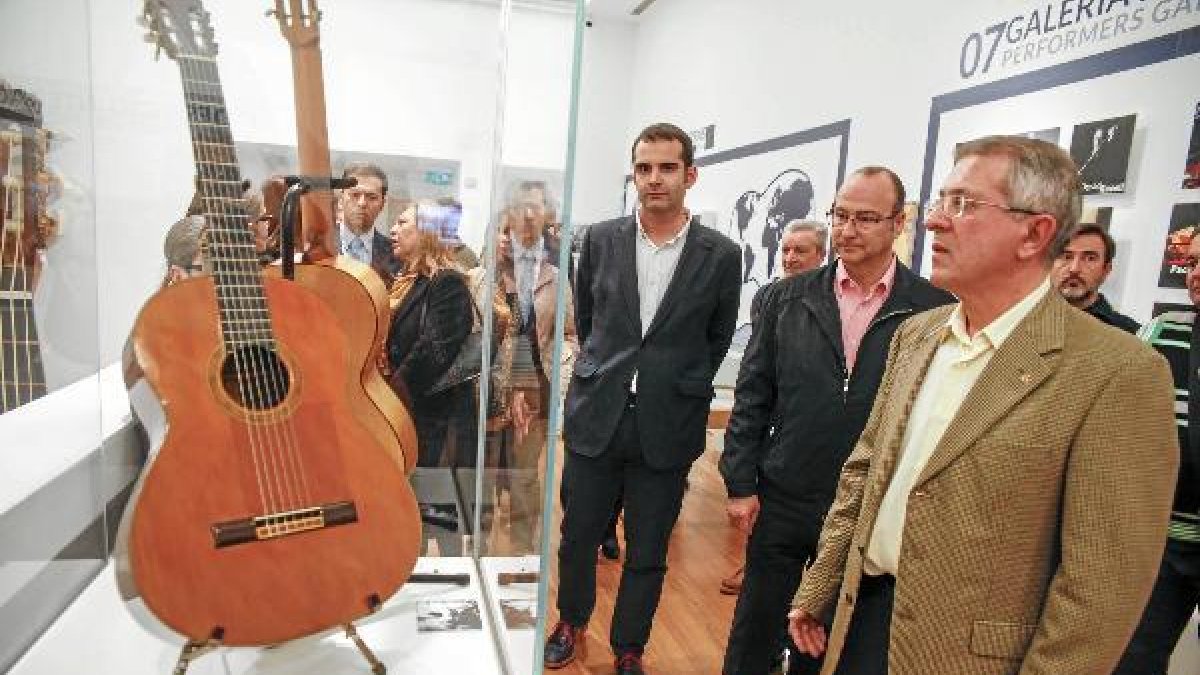 El alcalde de Almería y el concejal de Cultura durante la visita a la exposición.