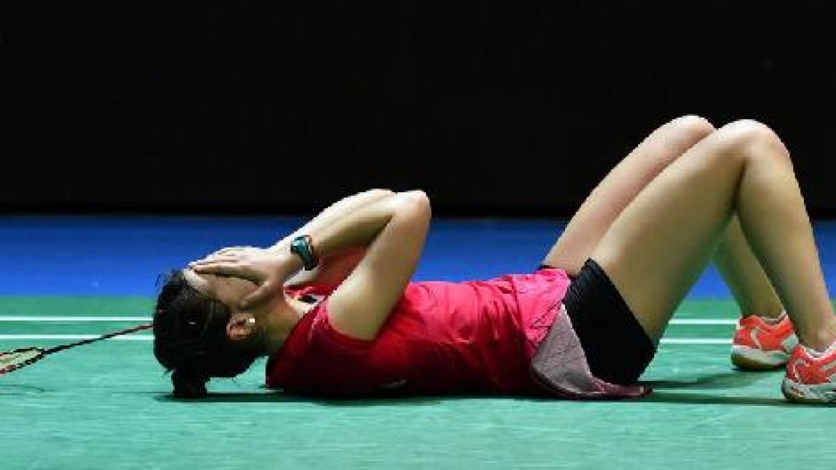 Carolina Marin celebra su título de All England sobre la pista del Barclaycard Arena.