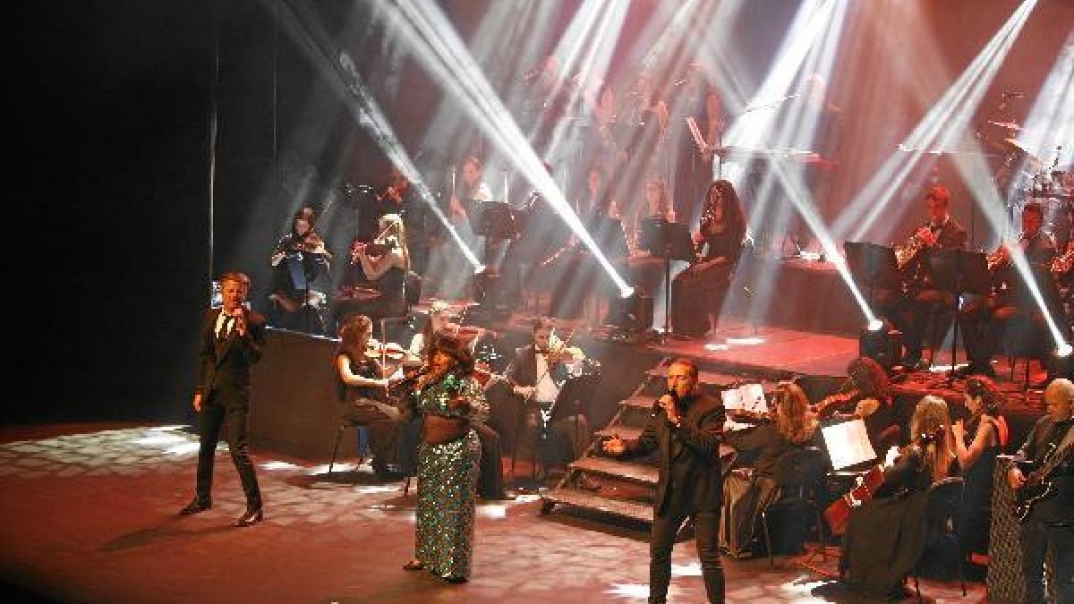 la Symphonic of ABBA triunfó anoche en Roquetas de Mar.