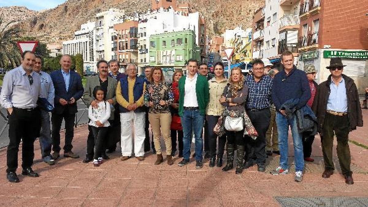 Dos decenas de vecinos, militantes y cargos del PSOE marcharon ayer por Almería.