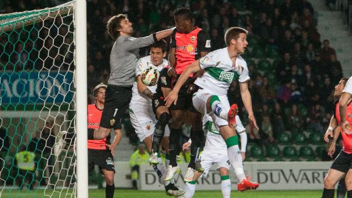 Una jugada del Elche-Almería.