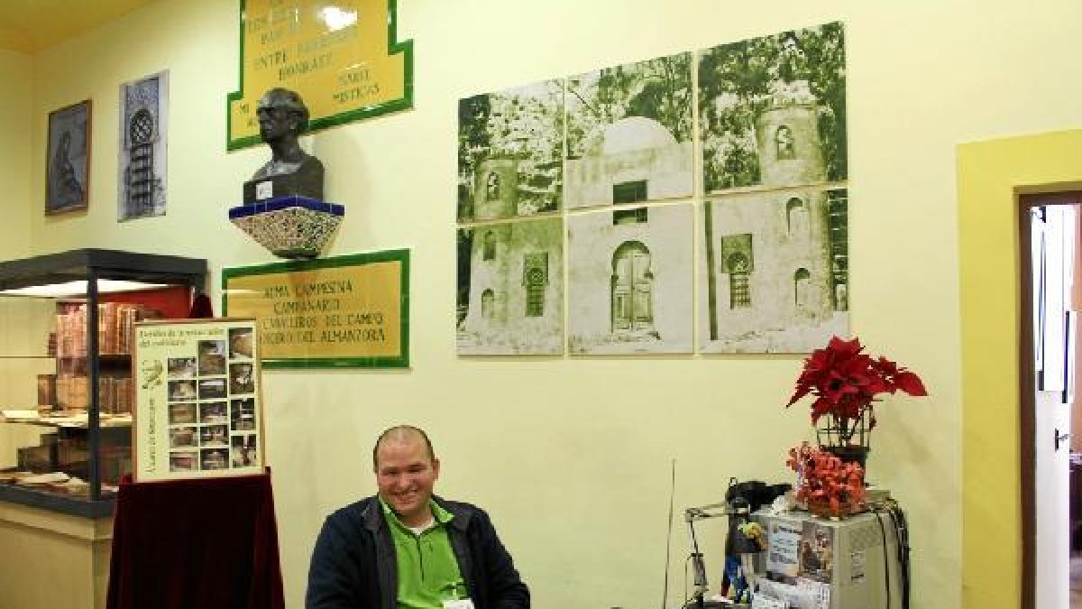 Ignacio López estudia Historia y escribe además.