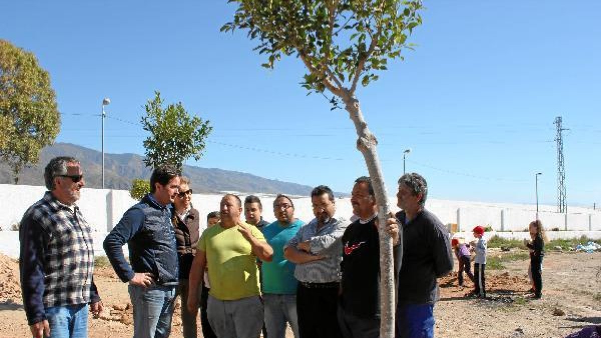 El alcalde dialoga con representantes de la comunidad gitana del barrio.