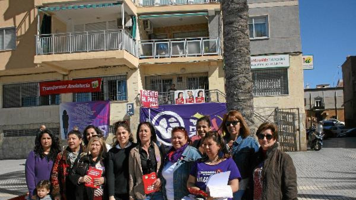 Miembros de IU en la puerta de su sede en el Paseo Marítimo.