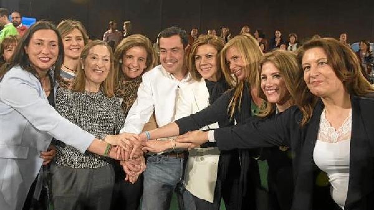 Crespo con el candidato del PP-A y la secretaria general, Dolores de Cospedal. europa press
