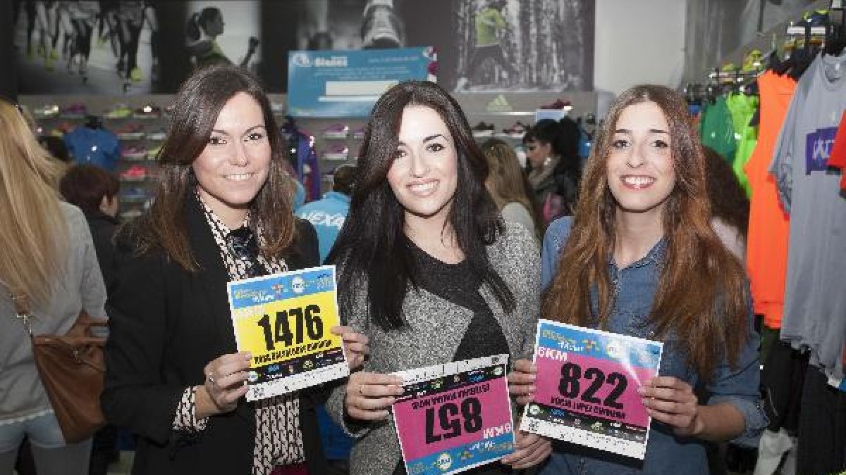 Tres mujeres con sus dorsales.