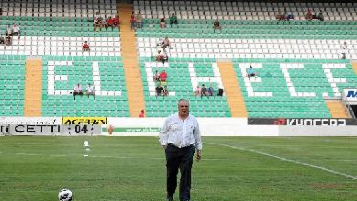 El presidente del Almería pisando el césped del Martínez Valero.