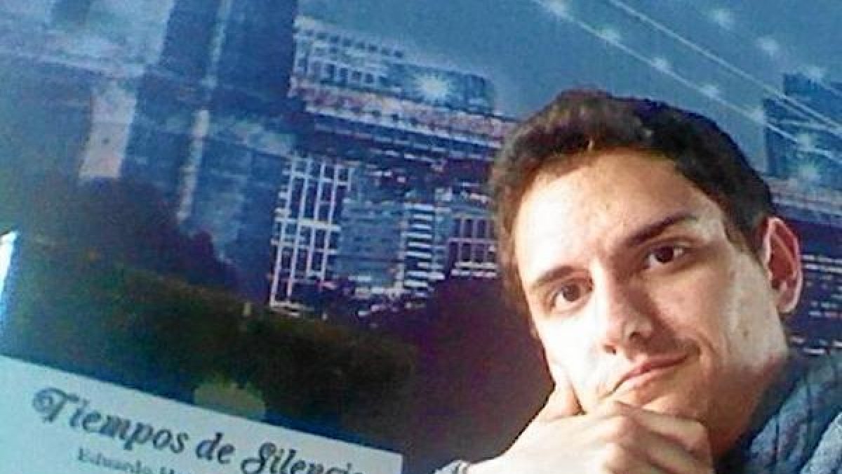 Eduardo Hernández, junto a su obra.