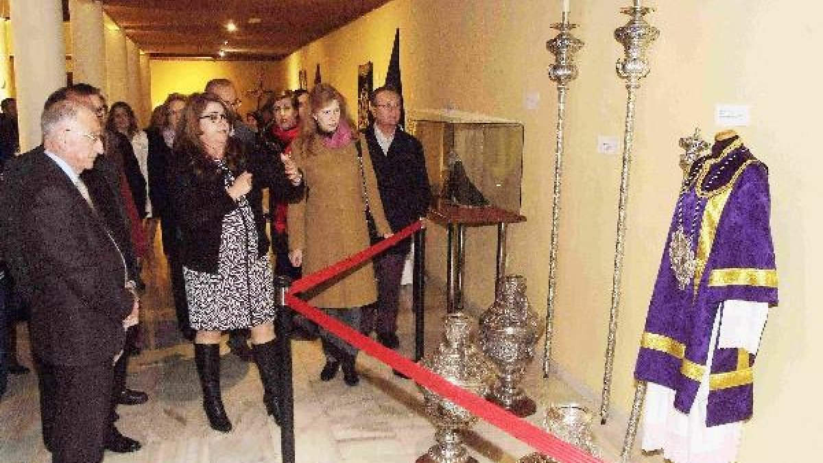 El alcalde y la hermana mayor recorren la exposición de aniversario.