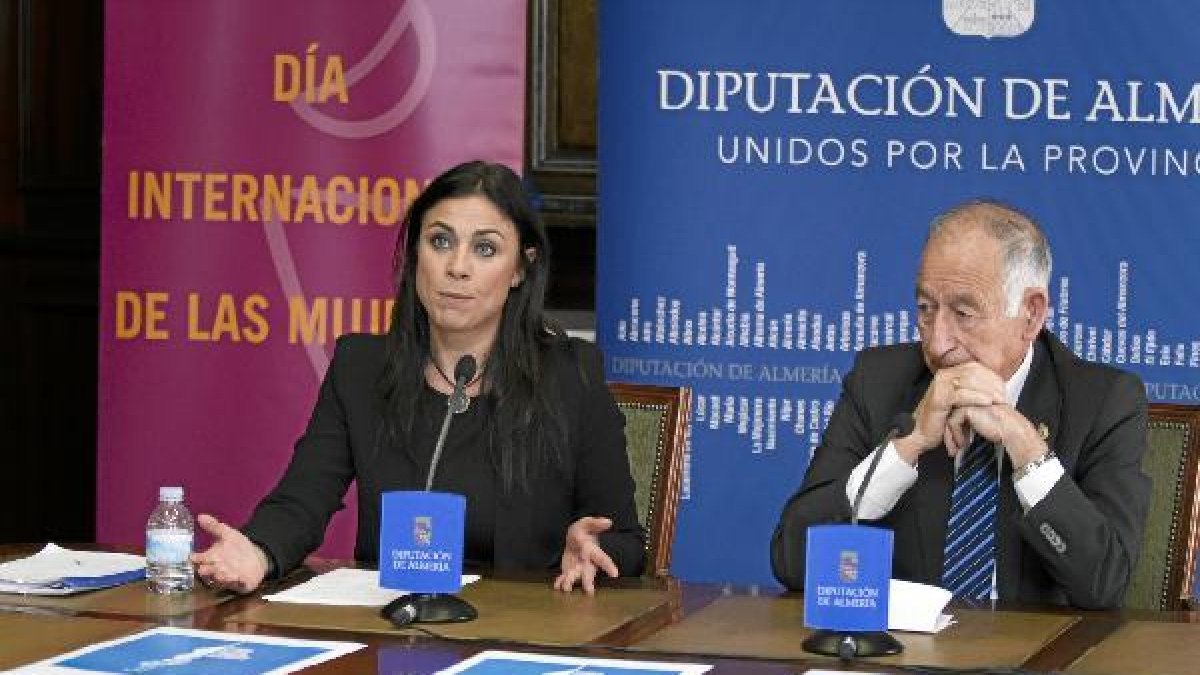 La diputada, Elisa Fernández, y el presidente de la Diputación, Gabriel Amat.