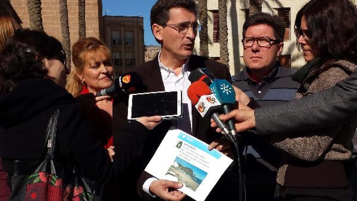 Candidatos socialistas junto a la Catedral.