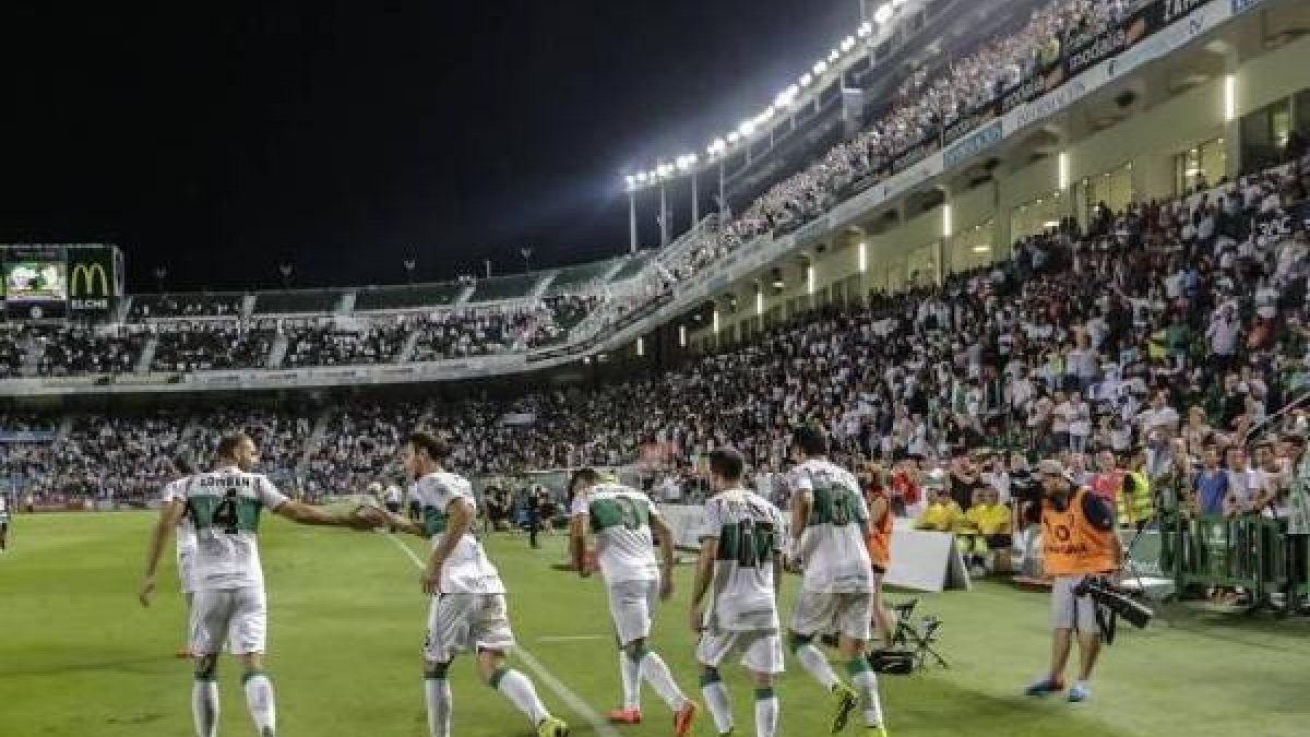 Afición en el Martínes Valero.