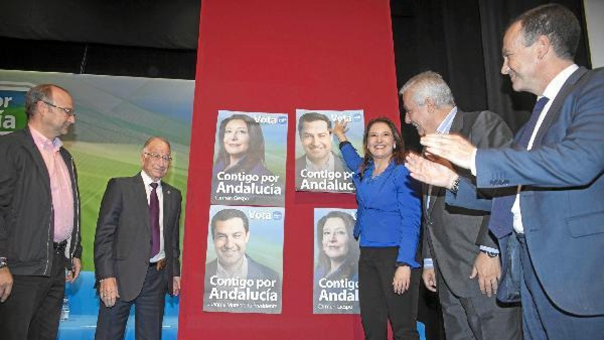Los candidatos del Partido Popular con los carteles del inicio de campaña y el lema Contigo por Anda