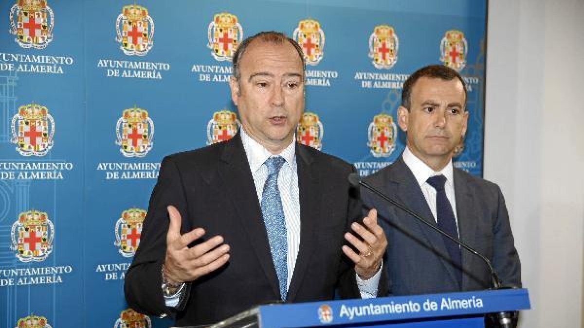 Luis Rogelio Rodríguez-Comendador y Pablo Venzal en la rueda de prensa