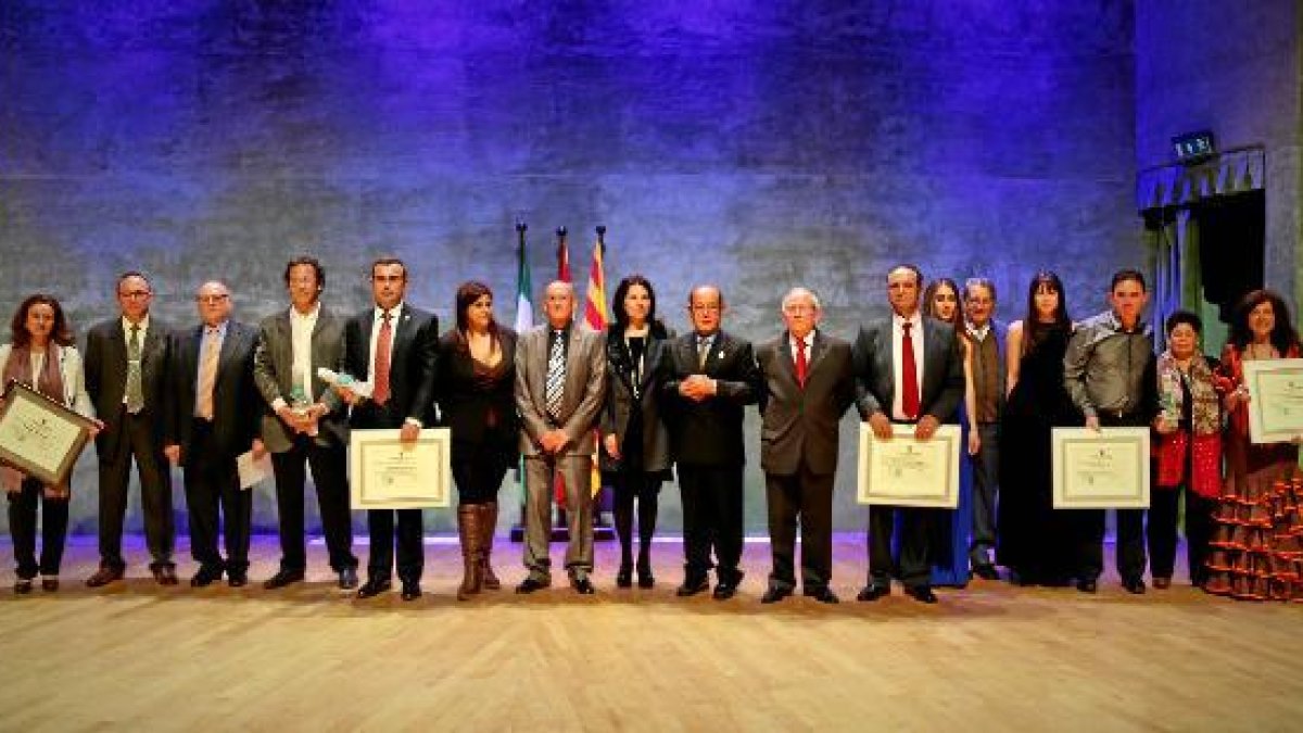 Foto de familia de los premiados.