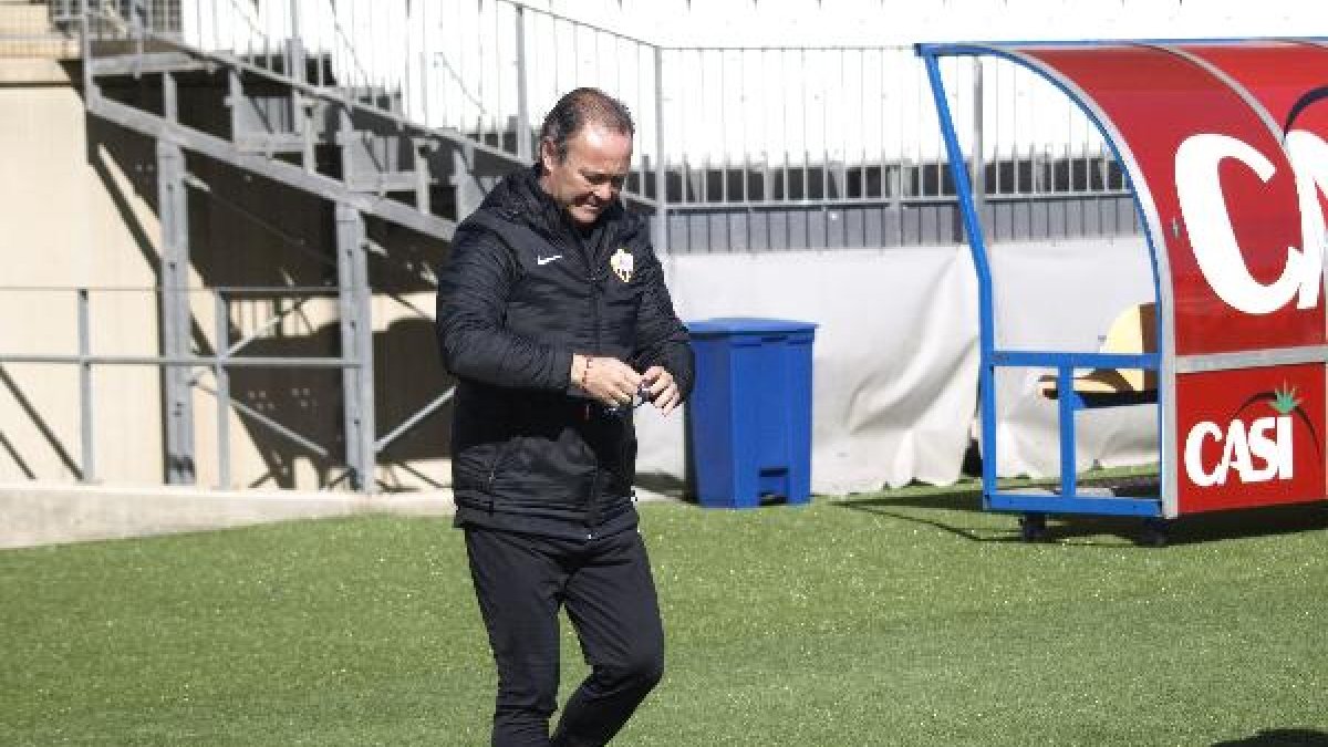 JIM, saliendo al campo este jueves.