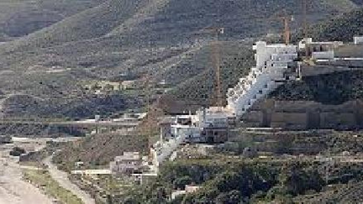 El suelo sobre el que se asienta el hotel es de la Junta por sentencia.