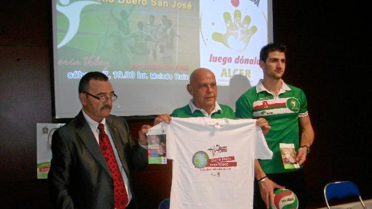 José Fenoy, Piero Molducci y Pablo Bugallo con la camiseta de ALCER.
