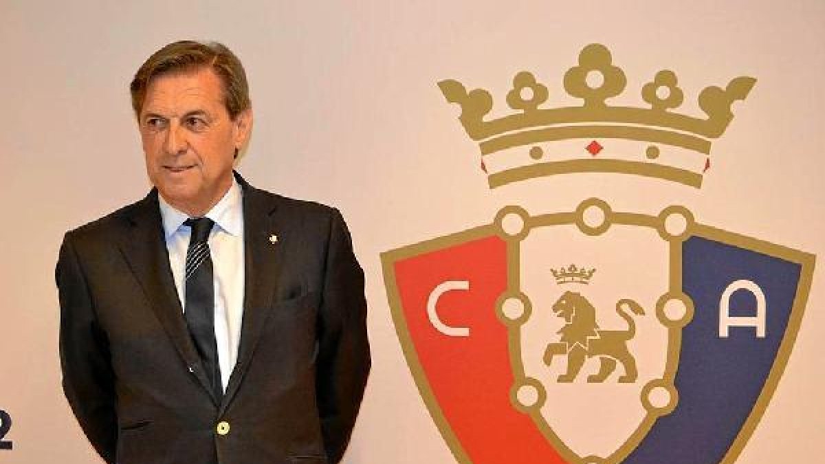 Miguel Archanco posando junto al escudo de Osasuna.