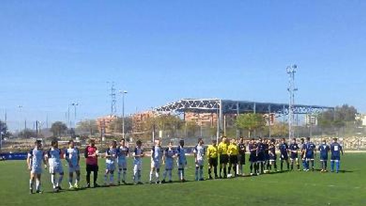 Los equipos se saludan antes de comenzar el encuentro.