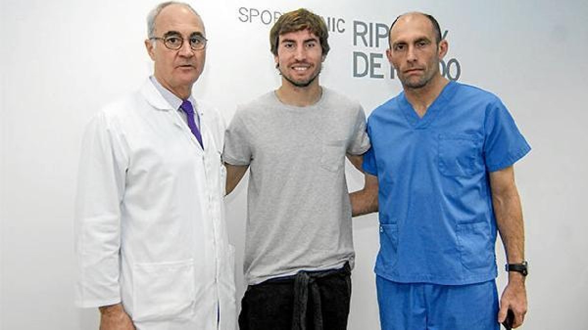 Los doctores Ripoll y Quesada junto al jugador ilicitano.